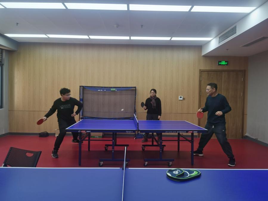 说明: 软工23徐一方与父母在球馆打乒乓球 说明: 软工23徐一方与父母在球馆打乒乓球
